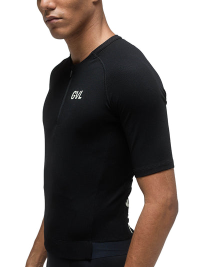 Side view of the black Givelo Modern Classic jersey, displaying the half-zip design and form-fitting structure that ensures comfort and style for the wearer during cycling activities.