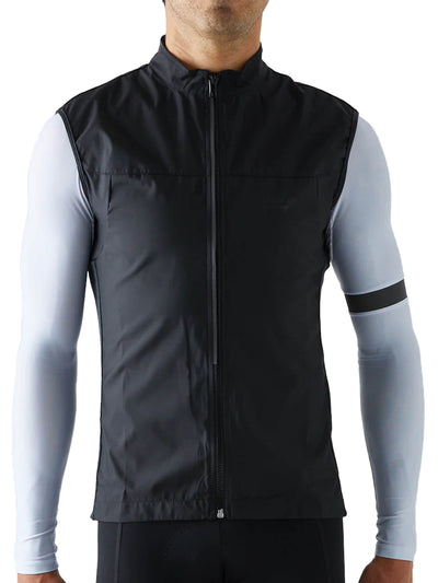 Cyclist in a black Givelo Quick-Free Gilet with innovative zipper technology for easy removal.