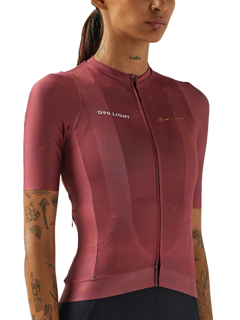 Female cyclist in a mauve Givelo G90 jersey, blending function with innovative design.