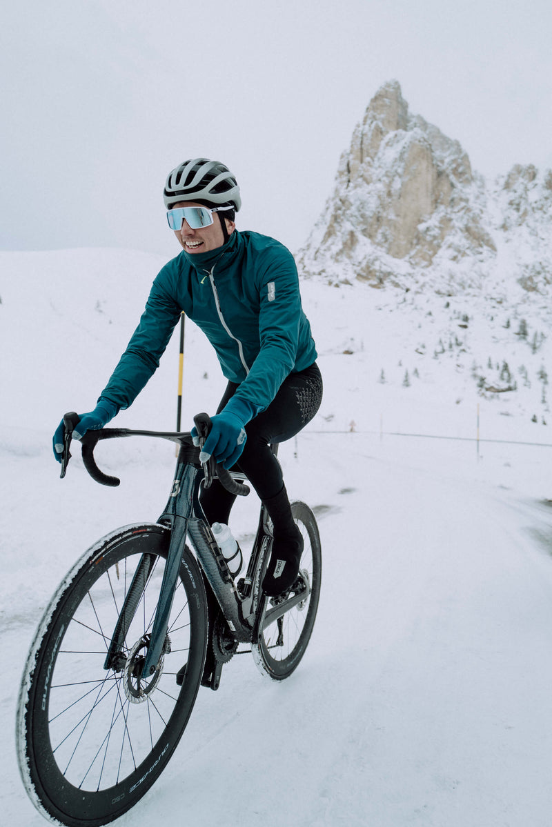 Cyclist in Q36.5 Winter Bib Tights, illustrating comfort and performance in snow.
