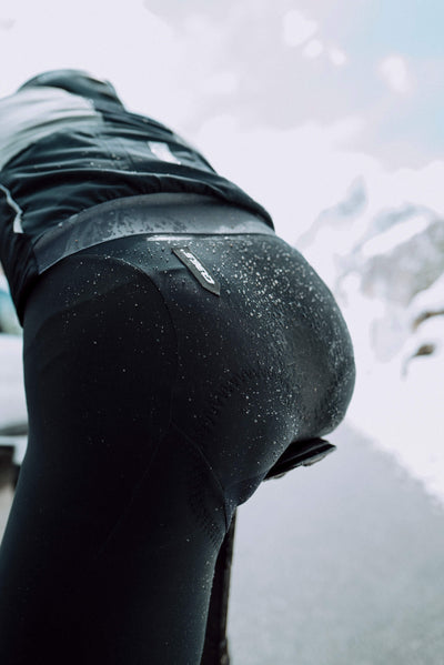 Close-up of Q36.5 Winter Bib Tights' chamois, detailing water-repellent surface.