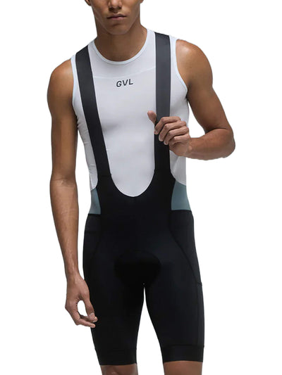 Man in white and black Givelo MC cargo bib shorts, tailored for long cycling sessions.