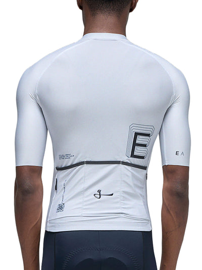Male cyclist showcasing a Givelo chaos grey jersey, tailored for comfort with moisture-wicking and UV protection.
