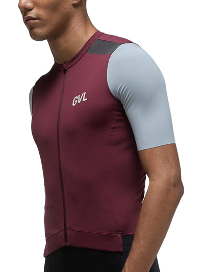 Side view of the Givelo Modern Classic Jersey, displaying the snug fit, short sleeves with raw-edge finishing, and the stretchable fabric that adheres to the body for aerodynamic performance.