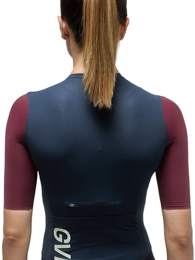 Rear view of the jersey, focusing on the unique fourth horizontal pocket with waterproof lining, ideal for storing essentials during long rides, and the internal silicone grip on the elastic hem that ensures the jersey stays in place.