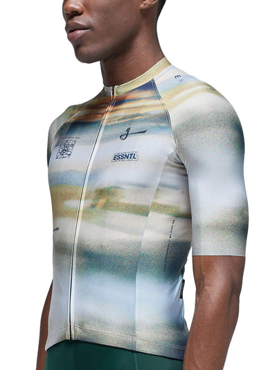 A cyclist wearing the Givelo Essentials Chaos jersey, side view, displaying the sleeve's gradient.