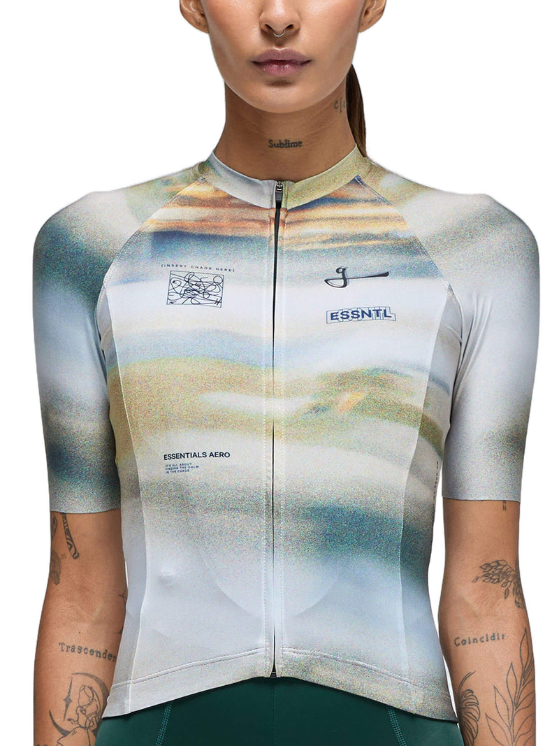 Front view of the Givelo Essentials Chaos jersey in grey with an abstract design, on a cyclist.