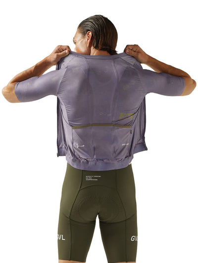 Rear view of a Givelo G90 cycling jersey with a waterproof pocket, in soft mauve.
