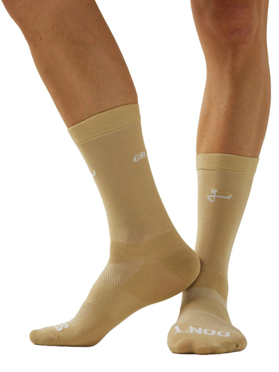The back view of the mint green Givelo G-Socks is depicted, emphasizing the elastic support around the ankle and the ribbed lower calf area for a secure fit.