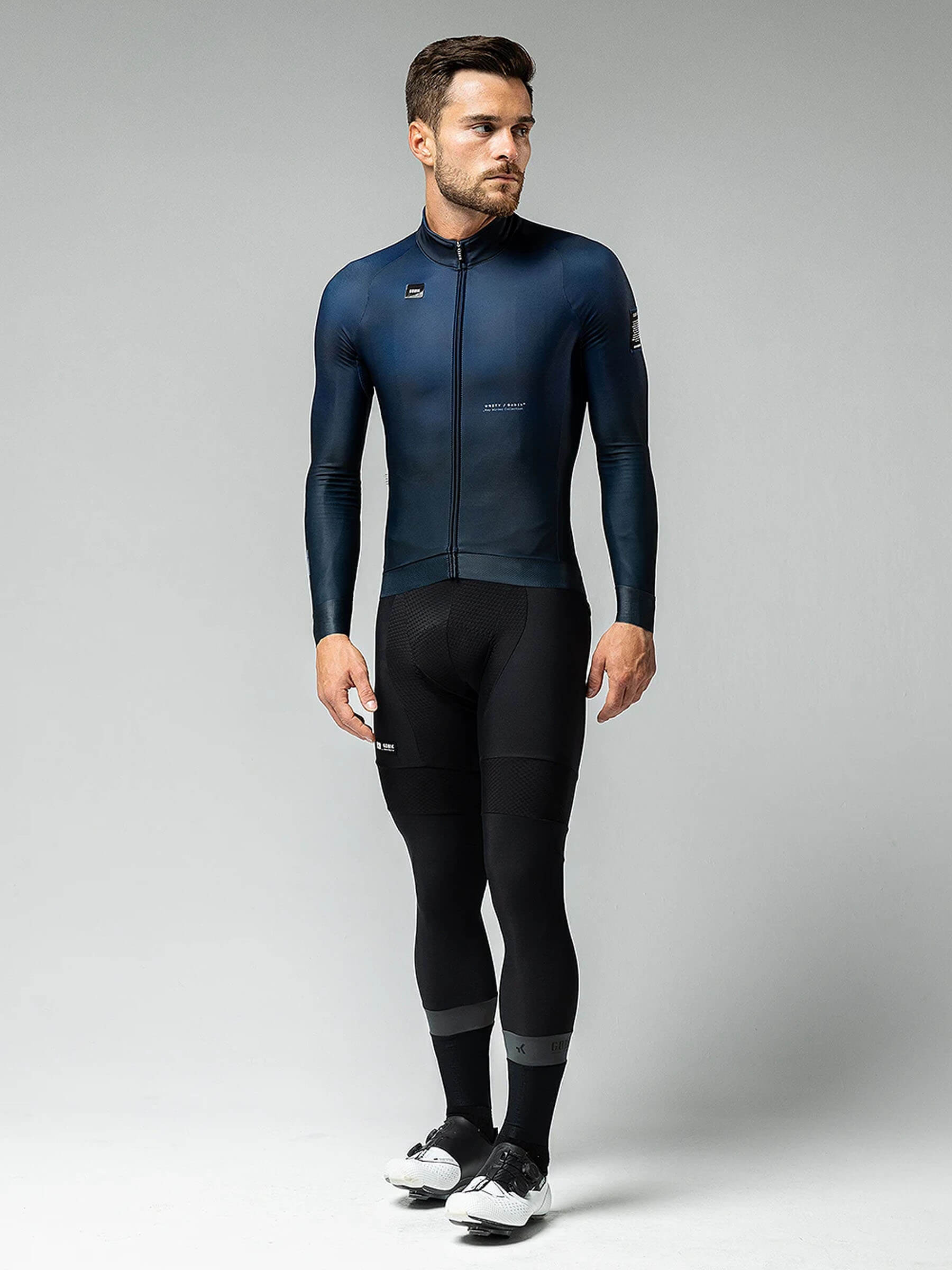 Front view of a man wearing GOBIK Hyder muscari blue jersey, equipped with back pockets for storage.