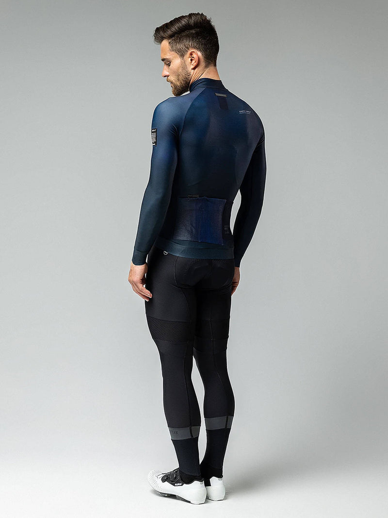 Rear view of GOBIK Hyder jersey in muscari blue, highlighting back pockets and side mesh pocket.