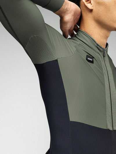 Close-up on Hyder Blend Jersey's shoulder with innovative fabric blend, suited for 8-16C temperatures.