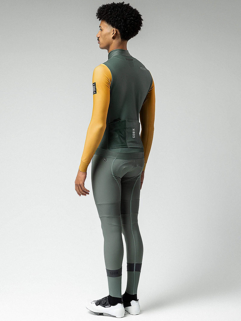 Back view of male cyclist in Superhyder Fowler, showing pocket design for convenience during rides in 6-14ºC weather.