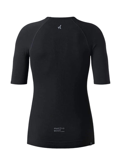 Breathable short-sleeved merino base layer for temperature control in all conditions, odor-resistant while cycling.