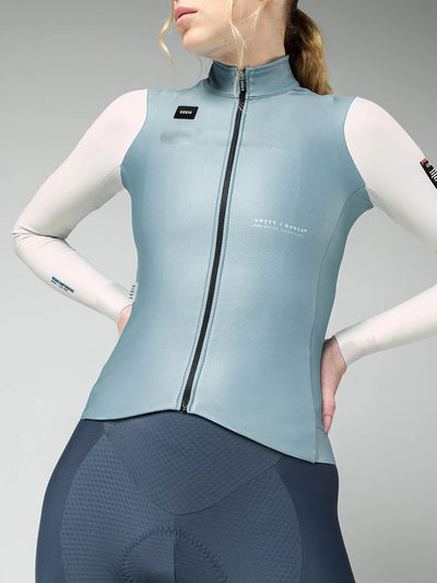 Close-up of cyclist adjusting Superhyder jersey, featuring eVent® DVstretch™ front panel, for dynamic rides.